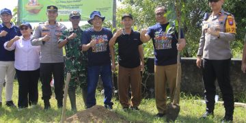 Pemkab Gresik Apresiasi Aksi Penghijauan PWI Gresik di Bantaran Kali Lamong
