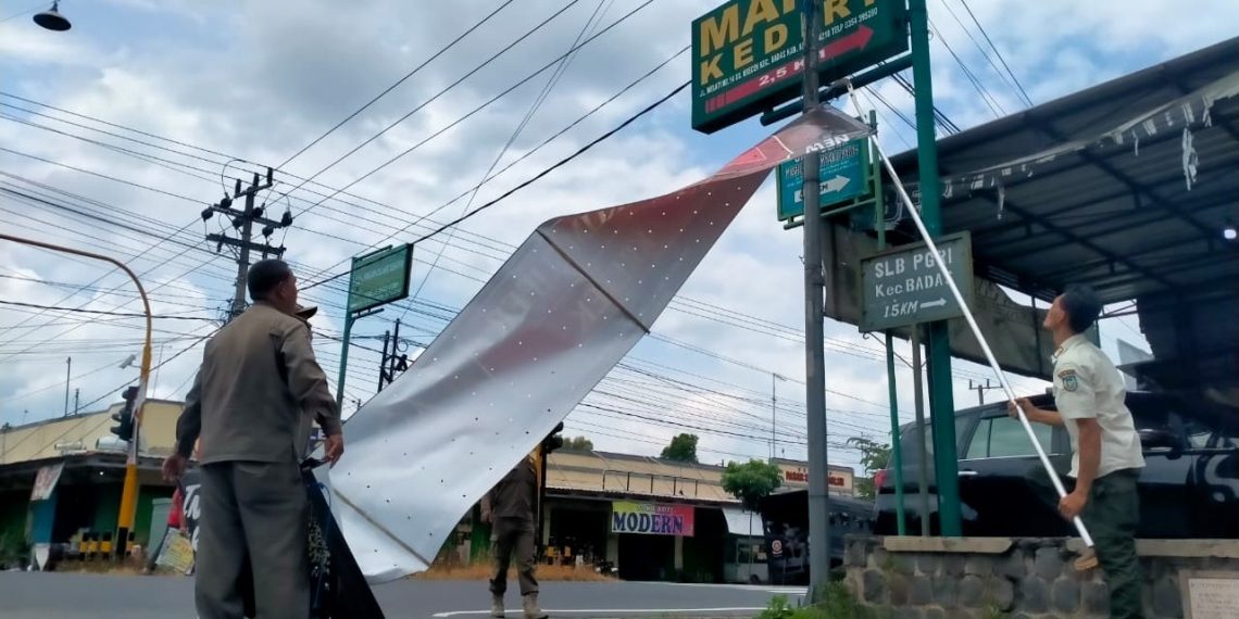 Satpol PP Kabupaten Kediri Tertibkan 78 Reklame Tak Berizin di Pare dan Badas