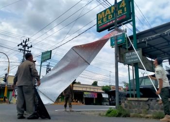 Satpol PP Kabupaten Kediri Tertibkan 78 Reklame Tak Berizin di Pare dan Badas