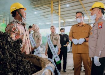 Atasi Tumpukan Sampah di TPA Ngipik, Bupati Gresik Resmikan Operasional Landfill Mining