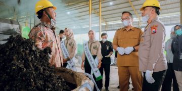 Atasi Tumpukan Sampah di TPA Ngipik, Bupati Gresik Resmikan Operasional Landfill Mining