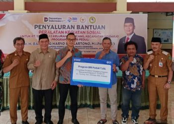 Bambang Haryo Bersama BRI Salurkan Sarpras Tenda dan Kursi Penunjang Kegiatan RT dan RW