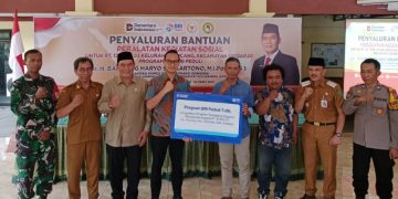 Bambang Haryo Bersama BRI Salurkan Sarpras Tenda dan Kursi Penunjang Kegiatan RT dan RW