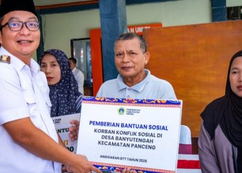 Pemkab Gresik Salurkan Bansos bagi Warga Terdampak Konflik Sosial di Panceng