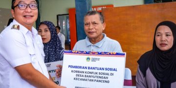 Pemkab Gresik Salurkan Bansos bagi Warga Terdampak Konflik Sosial di Panceng
