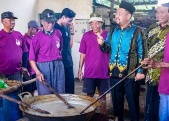 Saksikan Langsung Prosesi Masak Sanggring, Bupati Yani Sebut sebagai Identitas Sosial dan Religi Masyarakat Gresik