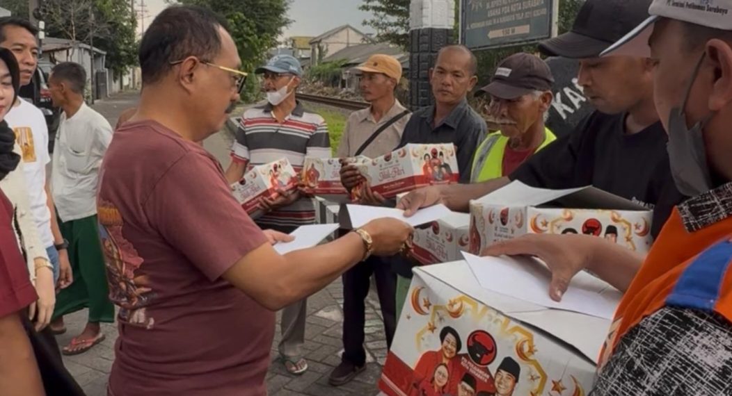 PDIP Surabaya Bagikan “MBG” untuk Relawan Penjaga Perlintasan Kereta Api