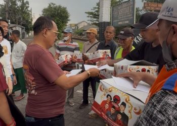 PDIP Surabaya Bagikan “MBG” untuk Relawan Penjaga Perlintasan Kereta Api