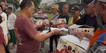 PDIP Surabaya Bagikan “MBG” untuk Relawan Penjaga Perlintasan Kereta Api
