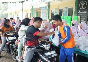 Al Muslim Jatim Bagikan 1.177 Paket Sembako Dengan Konsep Drive Thru