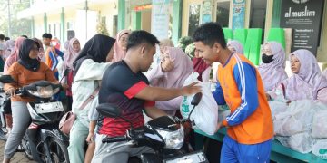 Al Muslim Jatim Bagikan 1.177 Paket Sembako Dengan Konsep Drive Thru