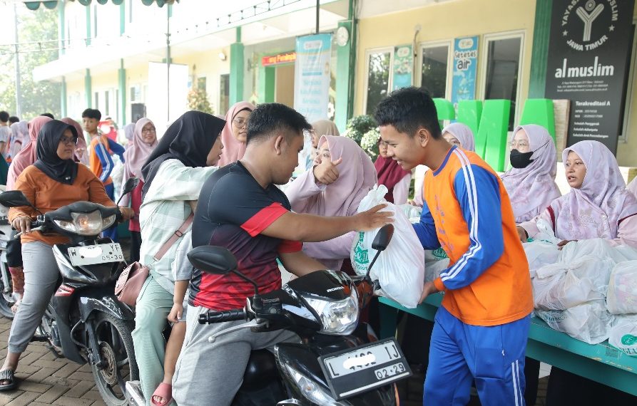 Al Muslim Jatim Bagikan 1.177 Paket Sembako Dengan Konsep Drive Thru