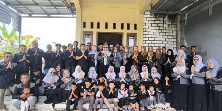 Keakraban Tanpa Batas, Halal Bihalal Keluarga Besar SDN 94 Gresik dan TK Dharma Wanita Balongtunjung Berbalut Busana Hitam Elegan
