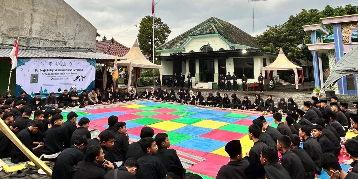 PSHT Pare Bagikan Takjil kepada Pengguna Jalan, Dilanjutkan Buka Bersama