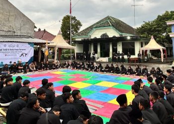 PSHT Pare Bagikan Takjil kepada Pengguna Jalan, Dilanjutkan Buka Bersama