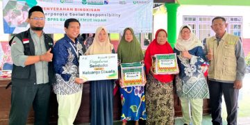 Ratusan Warga Desa Semambung, Jabon Terima Paket Sembako dari BPRS Baktimakmur Indah