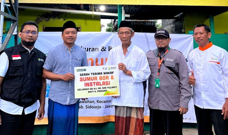 Wakaf Sumur Bor Keluarga Hj.dr. Rini Yulianti Hadirkan Air Bersih di Desa Sawohan