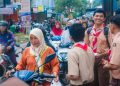 OSIS dan Pramuka SMK Senopati Sedati Turun Jalan Bagikan Takjil