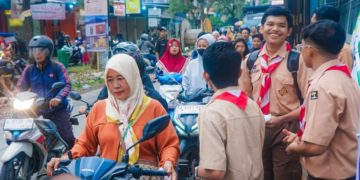 OSIS dan Pramuka SMK Senopati Sedati Turun Jalan Bagikan Takjil