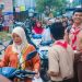 OSIS dan Pramuka SMK Senopati Sedati Turun Jalan Bagikan Takjil