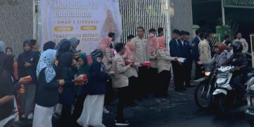 Kepala SMA Negeri 3 Sidoarjo Teladani Siswanya Berbagi Sesama