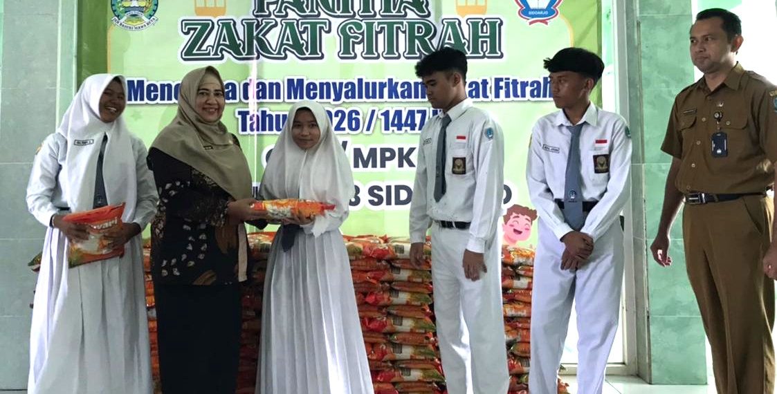 Pembagian Zakat Fitrah Jadikan Pendidikan Berdampak Siswa SMA Negeri 3 Sidoarjo