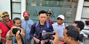 Geruduk Kantor Kejari Sidoarjo, Kasi Intel Janji Tangani Kasus Hilangnya TKD Damarsi Dengan Cepat!