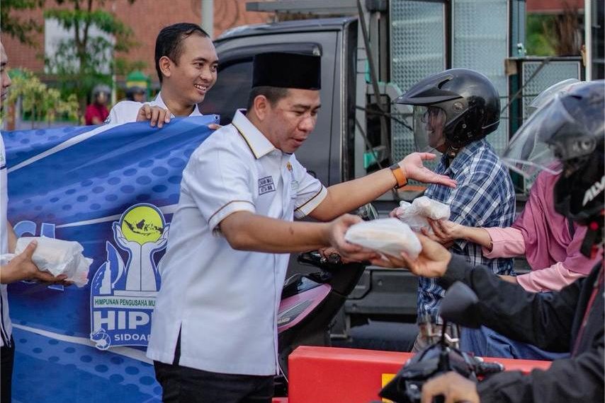 Wujudkan Kepedulian di Bulan Ramadhan, BPC HIPMI Sidoarjo Bagikan Ratusan Paket Sembako Hingga Ribuan Takjil Gratis