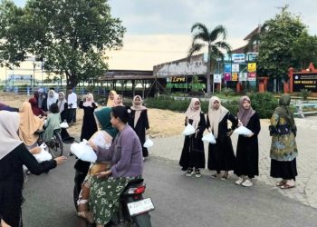 Siswa SMP Negeri 2 Jabon Jalin Kebersamaan Dengan Berbagi Takjil