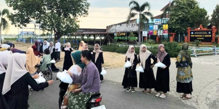 Siswa SMP Negeri 2 Jabon Jalin Kebersamaan Dengan Berbagi Takjil