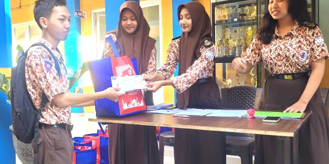 SMK Antartika 2 Sidoarjo Bagikan 5,5 Ton Zakat Fitrah dan 250 Bingkisan Lebaran