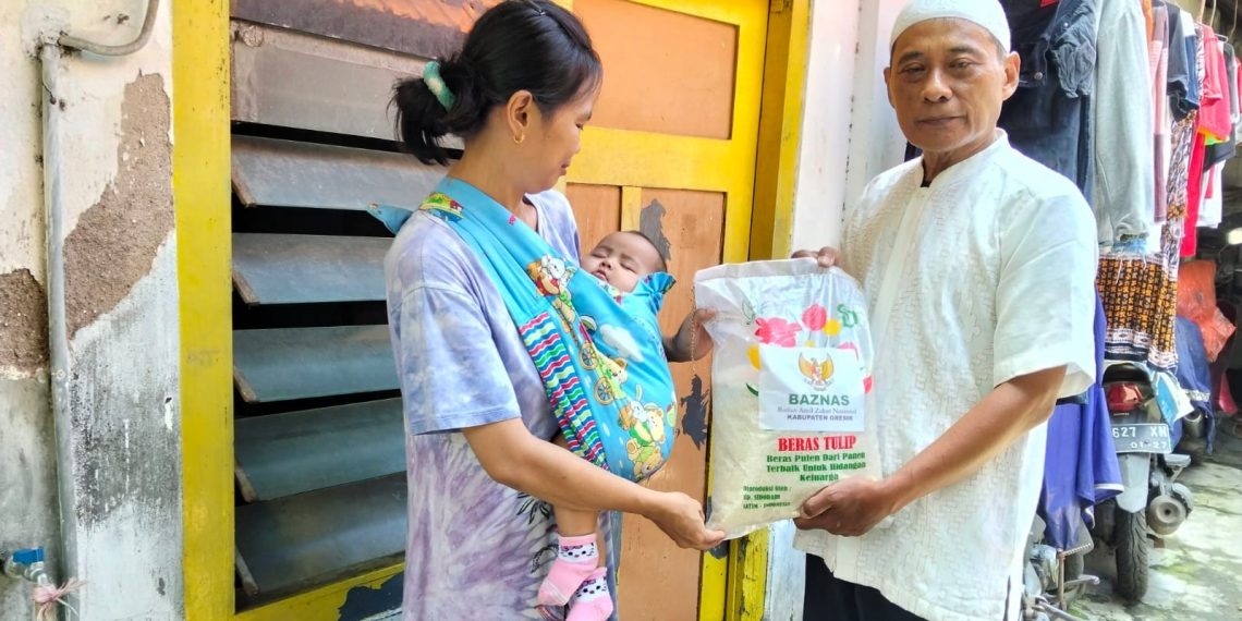 Rumah Belajar Anjal Bagikan Beras Zakat