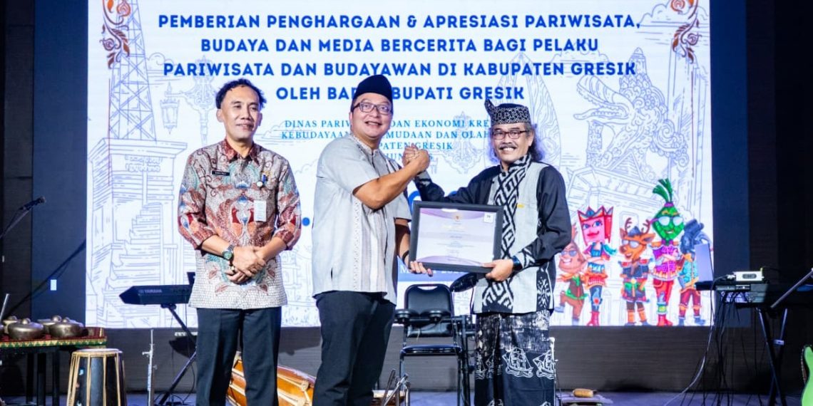 Wabup Gresik Serahkan Penghargaan kepada 30 Insan Pariwisata dan Budaya