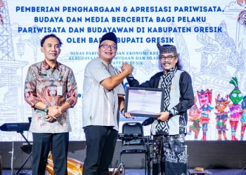 Wabup Gresik Serahkan Penghargaan kepada 30 Insan Pariwisata dan Budaya