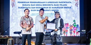 Wabup Gresik Serahkan Penghargaan kepada 30 Insan Pariwisata dan Budaya