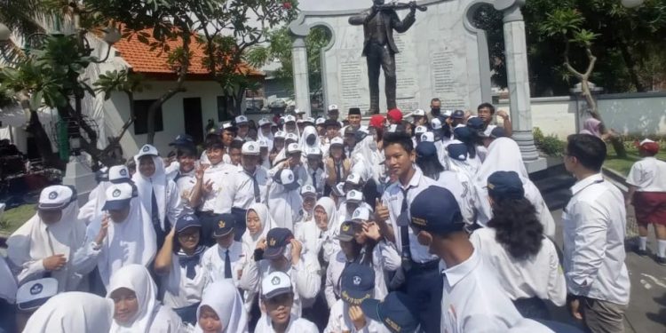 Hari Musik Nasional 2026, Ziarah dan Paduan Suara Kolosal Digelar di Makam WR Supratman Surabaya