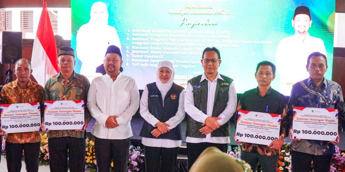 Didampingi Bupati Yani, Gubernur Khofifah Salurkan Bantuan Rp 7,6 Miliar dan Tinjau Pasar Murah di Gresik