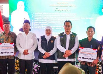 Didampingi Bupati Yani, Gubernur Khofifah Salurkan Bantuan Rp 7,6 Miliar dan Tinjau Pasar Murah di Gresik