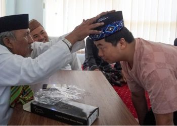 Pekerja Asal Tiongkok Wen Chao Masuk Islam lewat Kantor MUI Gresik