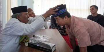 Pekerja Asal Tiongkok Wen Chao Masuk Islam lewat Kantor MUI Gresik