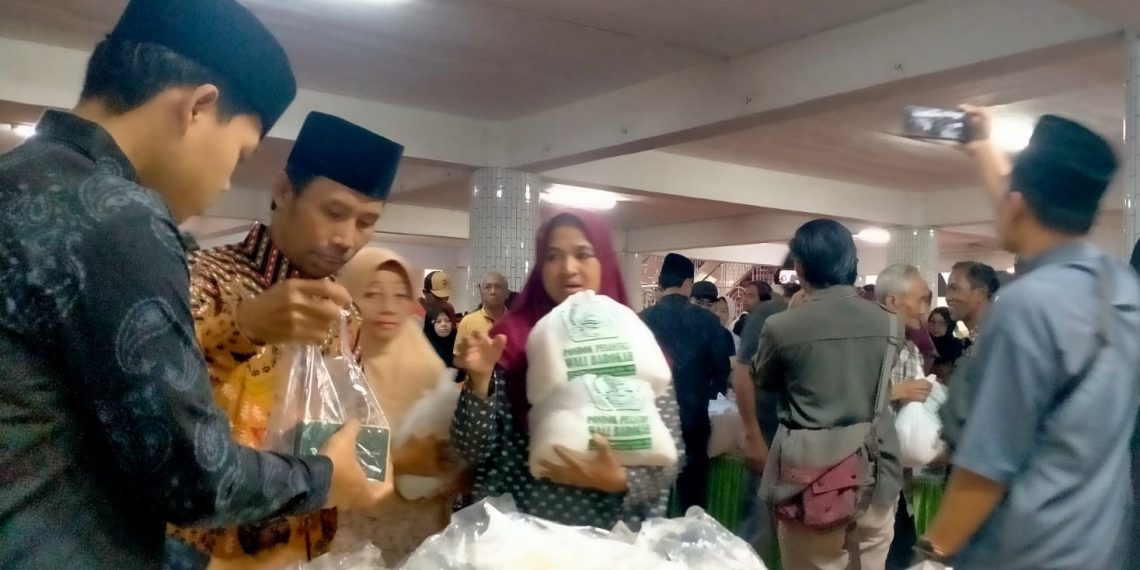 Momen Ramadan Berkah, Ponpes Wali Barokah Kediri Bagikan 750 Paket Sembako kepada Warga Miskin dan Anak Yatim