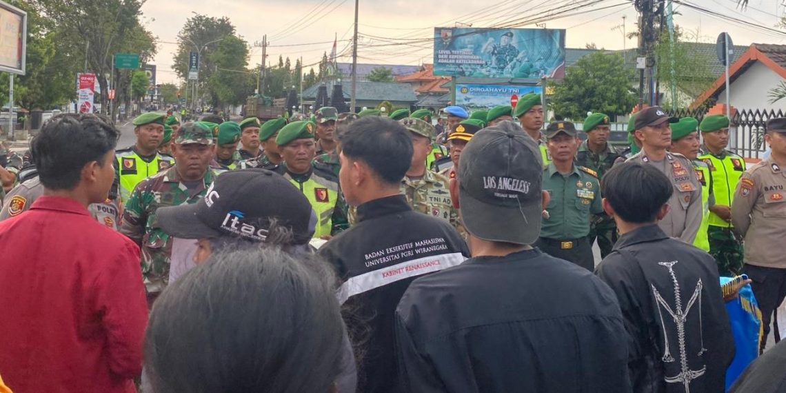 Lewati Kawasan Militer, Long March Aliansi BEM Pasuruan Raya Dihadang Aparat di Depan Makodim