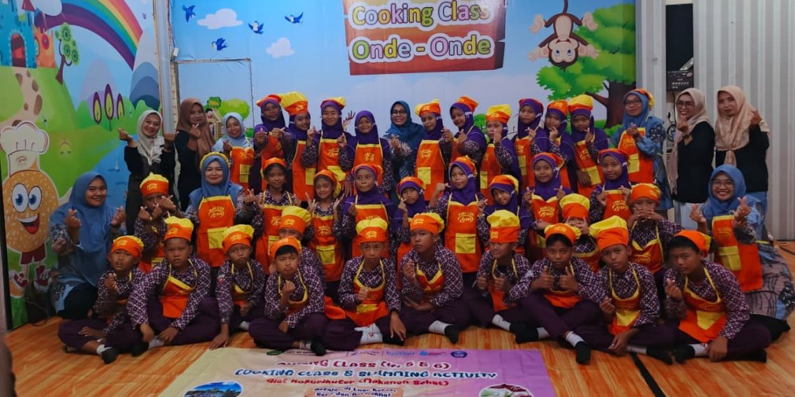 Kolaborasi Literasi Kuliner, ‘Koki’ Cilik SDN 94 Gresik Bedah Rahasia Onde-onde Mojokerto