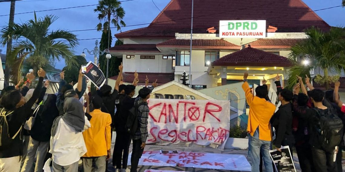 Aliansi Mahasiswa Pasuruan Berikan Mosi Tidak Percaya dan ‘Segel’ DPRD Kota Pasuruan