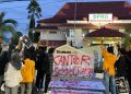 Aliansi Mahasiswa Pasuruan Berikan Mosi Tidak Percaya dan ‘Segel’ DPRD Kota Pasuruan