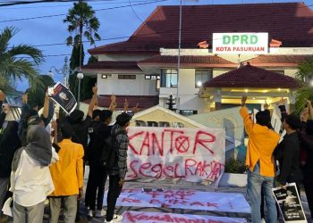 Aliansi Mahasiswa Pasuruan Berikan Mosi Tidak Percaya dan ‘Segel’ DPRD Kota Pasuruan