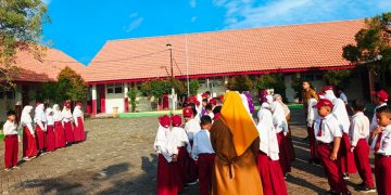 Biasakan Doa Lintas Agama, Cara SDN 94 Gresik Perkuat Karakter Religius dan Toleransi Siswa