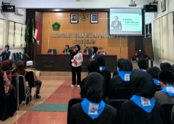 Wise Verda SMKN 2 Buduran Beri Pelatihan Public Speaking Siswa MTsN dan SMP Yos