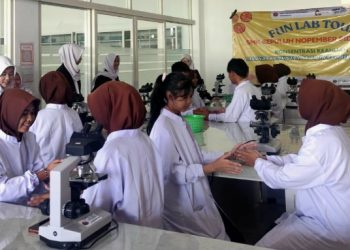 Edukasi Sains, SMP Negeri 6 Lakukan ‘Fun Lab Tour’ ke SMK Sepuluh Nopember