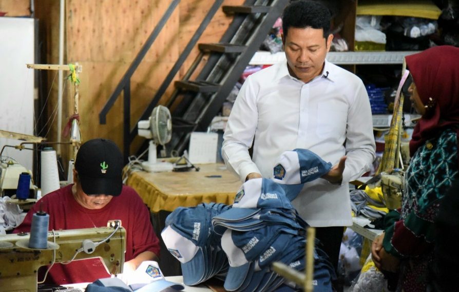 Bupati Sidoarjo Kecewa, Pengrajin Topi Sekolah Ditolak di Sidoarjo Sendiri